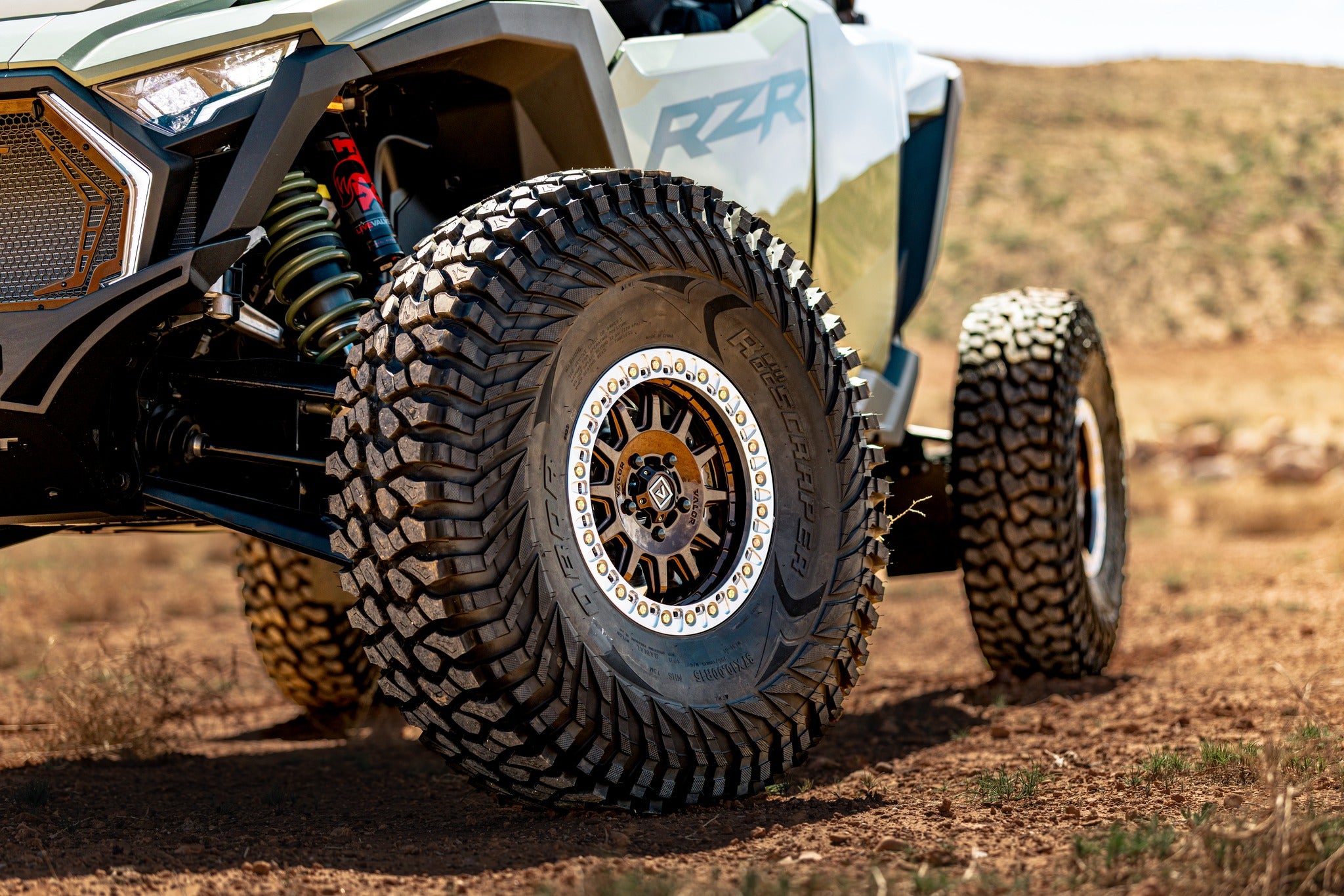 Off-road vehicle with Valor wheels